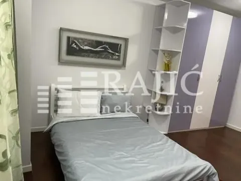 Furnished bedroom with a double bed and built-in closet. - image 10