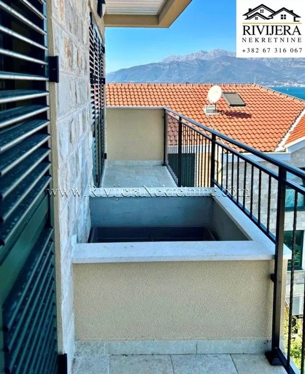 Prodaja, trosoban stan, 96m², Obala Đuraševića, Tivat