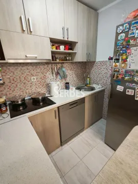Manja kuhinja sa drvenim elementima, ugradnom pločom i frižiderom. - image 14