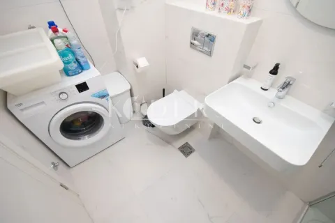 Moderno opremljeno kupatilo sa umivaonikom, WC šoljom i veš mašinom. - image 7