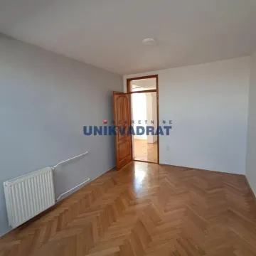 Prazna soba sa drvenim parketom i radijatorom. - image 16
