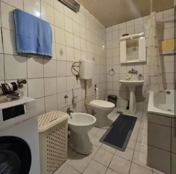 Manje kupatilo sa sanitarijama, tuš kabinom i veš mašinom. - image 14