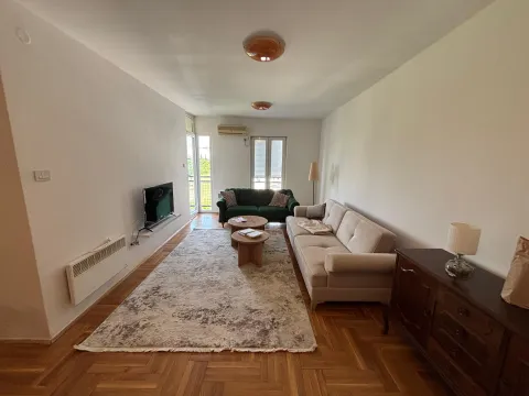 Izdavanje, kuća, 250m², Stari Aerodrom, Podgorica - image 1