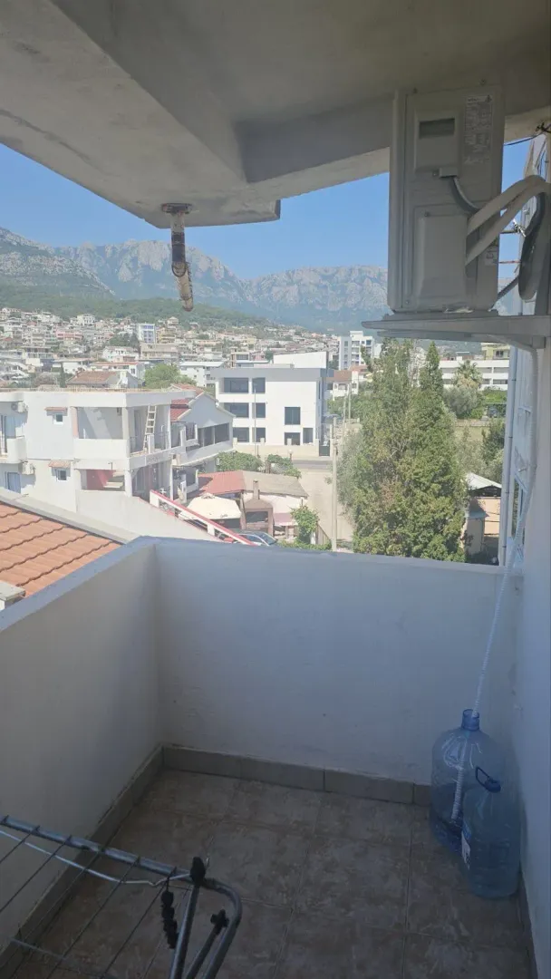Manji balkon sa pogledom na grad i planine.