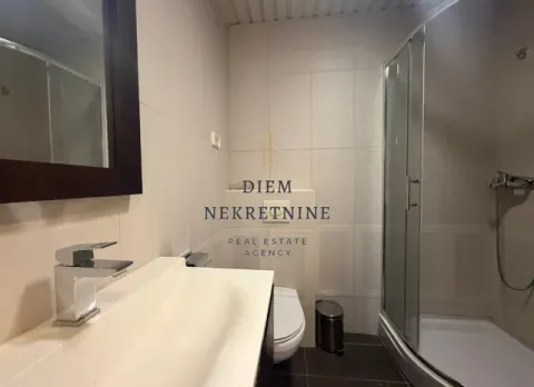Manje kupatilo sa tuš kabinom, umivaonikom i WC šoljom. - image 9