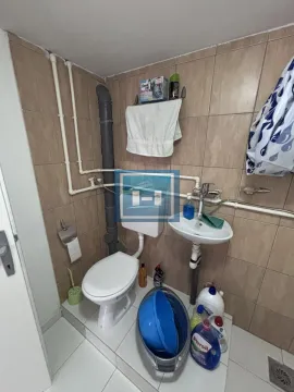 Manje kupatilo sa wc šoljom, umivaonikom i keramičkim pločicama na zidovima. - image 17