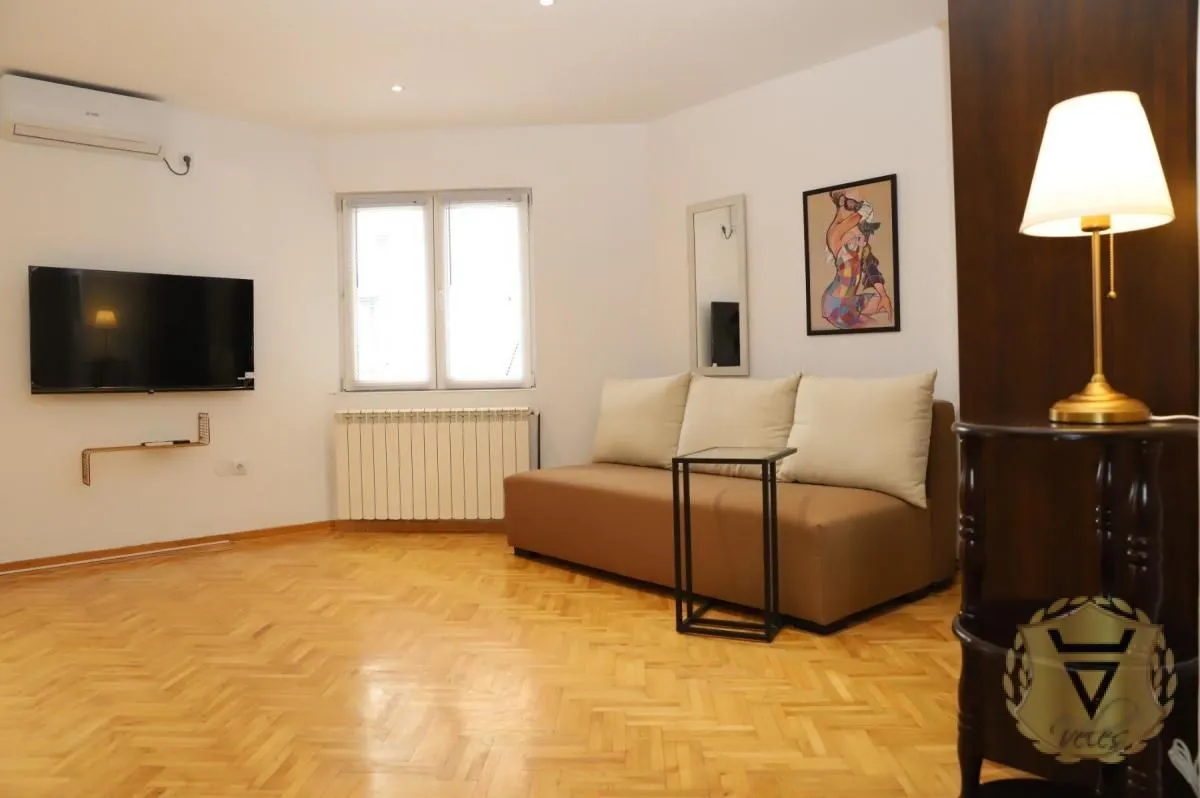 Izdavanje, dvosoban stan, 100m², Skadarlija, Beograd