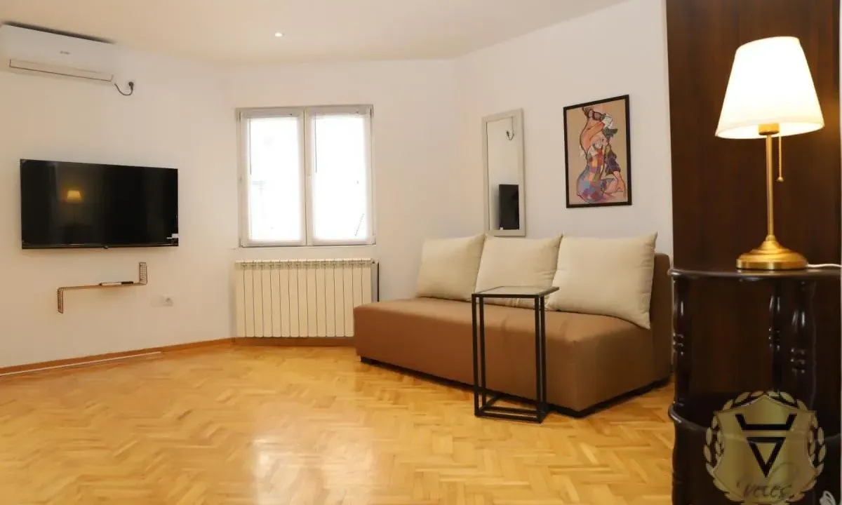 Izdavanje, dvosoban stan, 100m², Skadarlija, Beograd