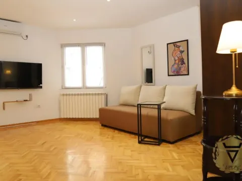 Izdavanje, dvosoban stan, 100m², Skadarlija, Beograd