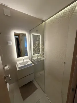 Moderno opremljeno kupatilo sa tuš kabinom i umivaonikom. - image 12