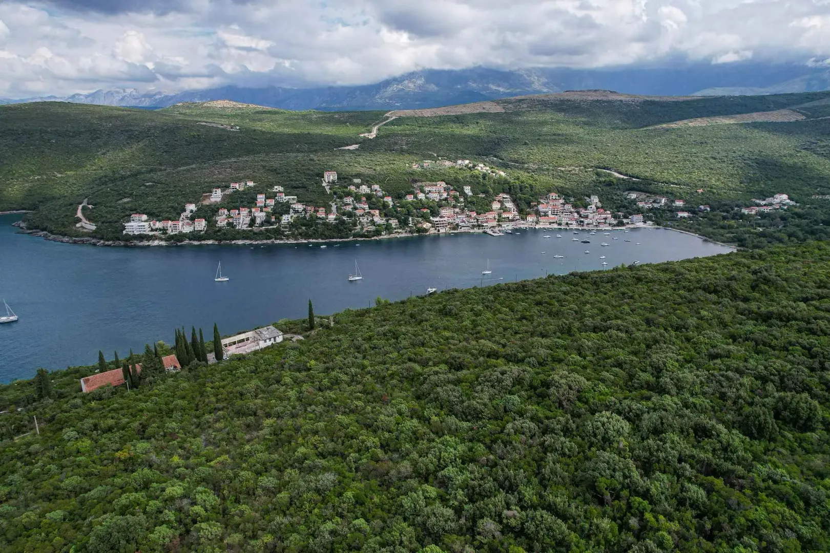 Pogled iz vazduha na zaliv, okolna naselja i brda.