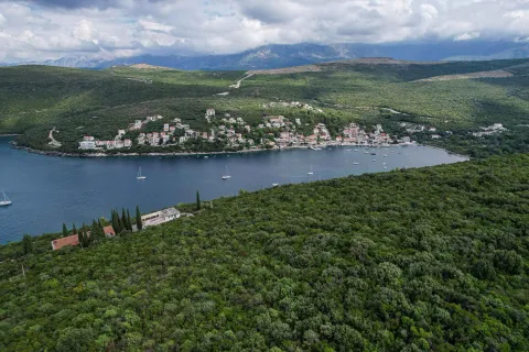 Pogled iz vazduha na zaliv, okolna naselja i brda. - image 11