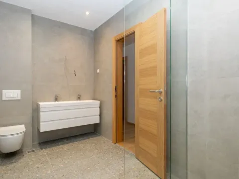 Izdavanje, četvorosoban stan, 142m², Zabjelo, Podgorica - image 8