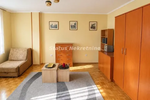 Dnevna soba sa drvenim nameštajem, trosedom i tepihom. - image 7