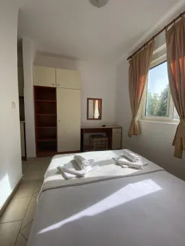 Svijetla spavaća soba sa bračnim krevetom, ormarom i toaletnim stolom. - image 7