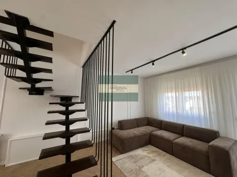 Dnevna soba sa ugaonom garniturom i modernim stepeništem. - image 10
