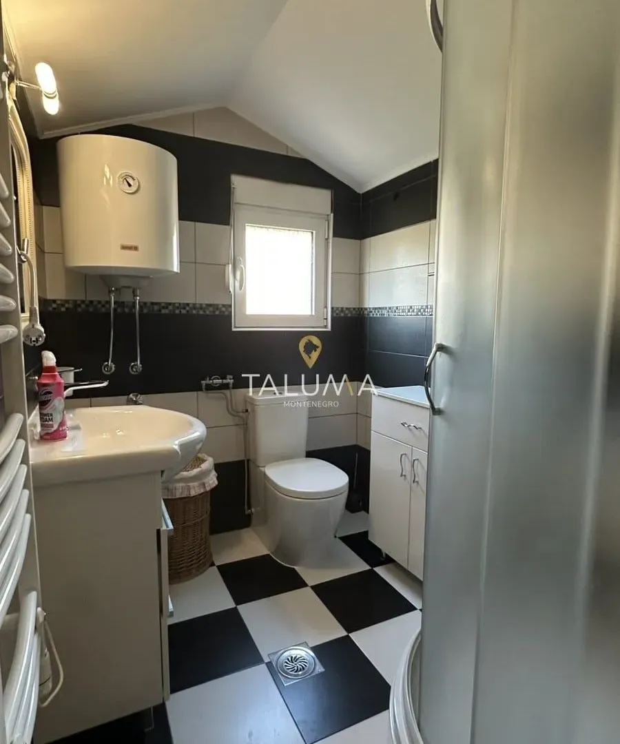 Izdavanje, kuća, 200m², Tološi, Podgorica