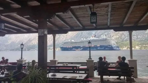 Natkrivena terasa sa pogledom na more i veliki kruzer. - image 21