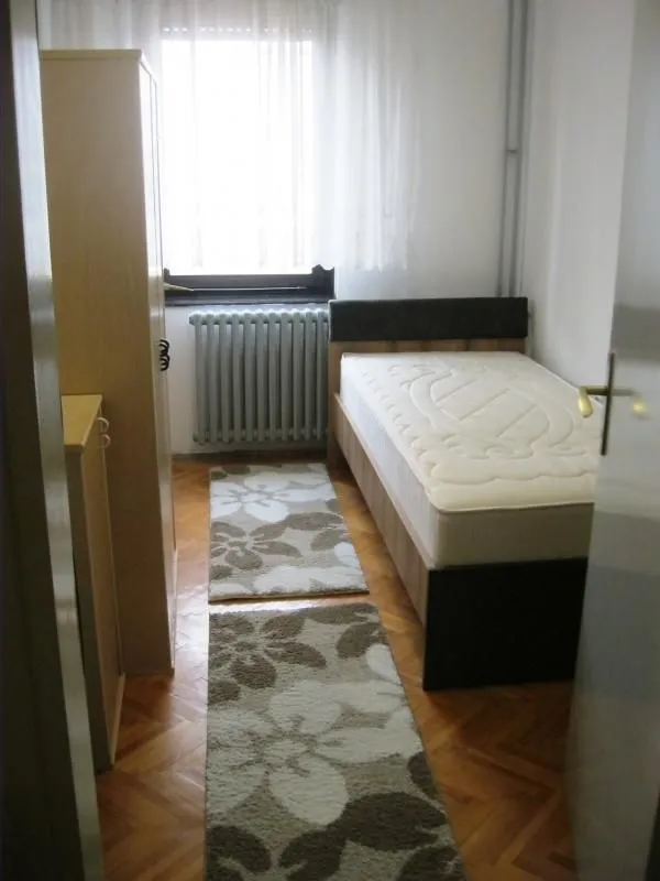 Izdavanje, četvorosoban stan, 96m², Centar, Niš