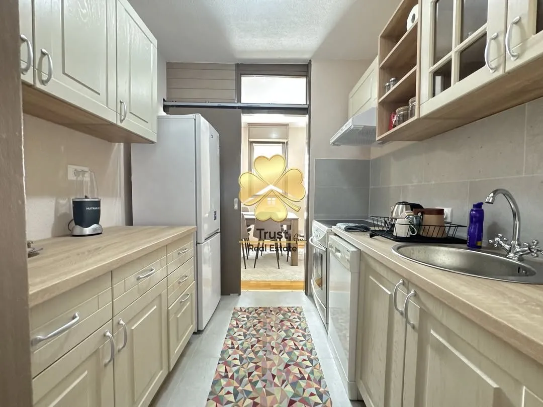 Izdavanje, dvosoban stan, 80m², Blok 5, Podgorica