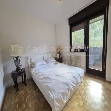 Spavaća soba sa bračnim krevetom i izlazom na terasu. - image 10
