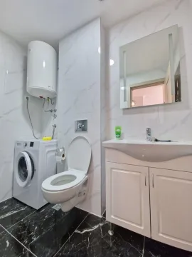 Moderne kupatilo sa umivaonikom, WC šoljom, veš mašinom i bojlerom. - image 8