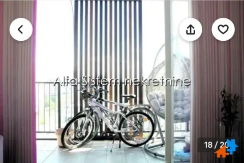 Natkrivena terasa sa parkiranim biciklima i visećom foteljom. - image 10