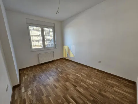 Prazna prostorija sa parketom i prozorom. - image 6