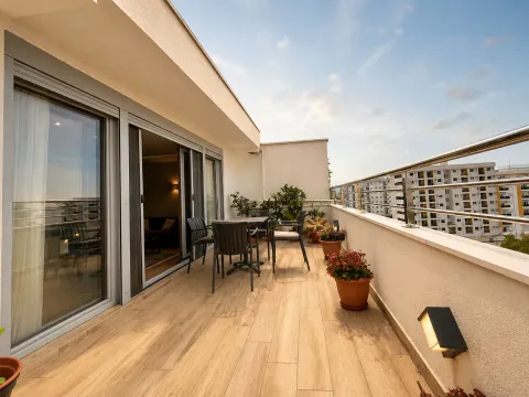 Prodaja, trosoban stan, 195m², Pobrežje, Podgorica - image 18