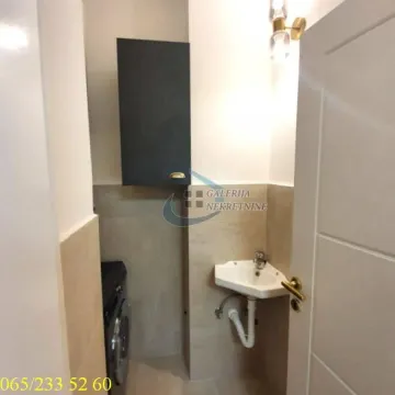 Manje kupatilo sa umivaonikom i veš mašinom. - image 11