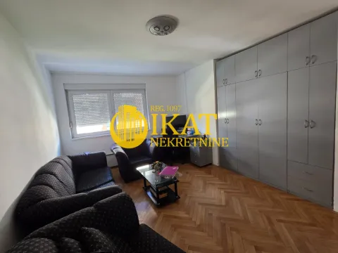Dnevna soba sa garniturom, stočićem i velikim ugradnim garderoberom. - image 3
