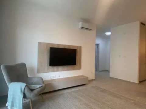 Izdavanje, jednosoban stan, 58m², Bečići, Budva
