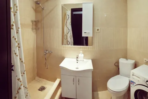 Svijetlo kupatilo sa tušem, umivaonikom i veš mašinom. - image 12