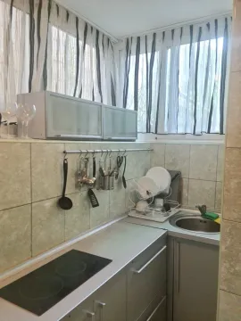 Manja kuhinja sa elementima i sudoperom pored prozora. - image 12
