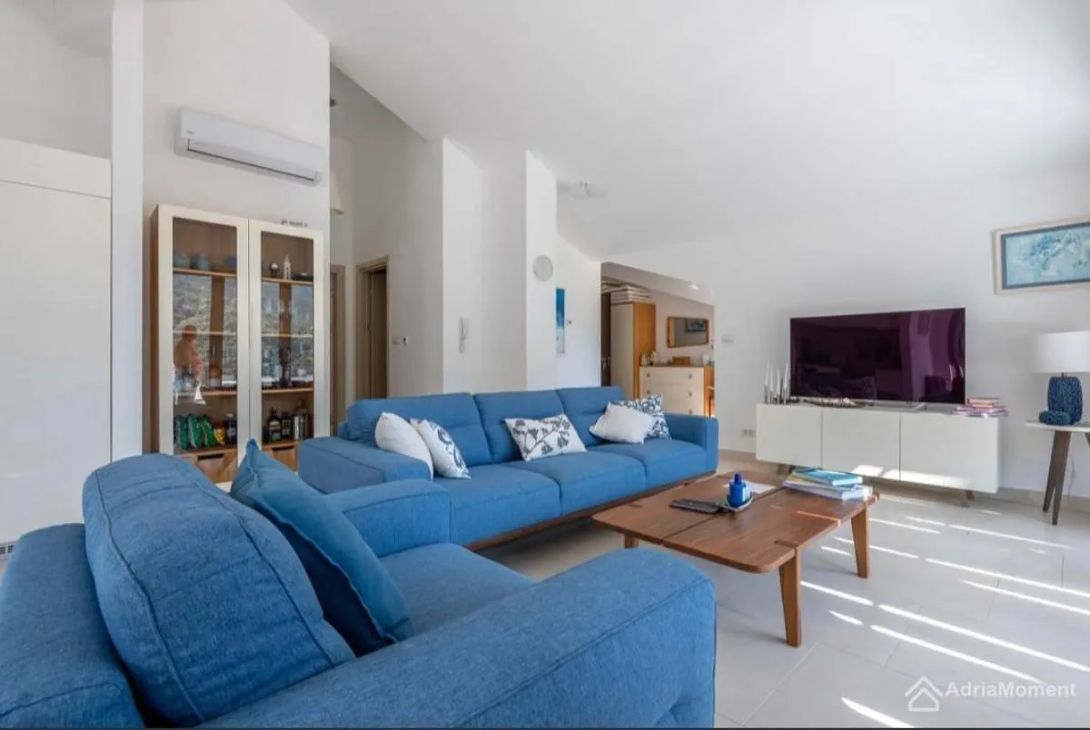 Prodaja, dvosoban stan, 90m², Morinj, Kotor