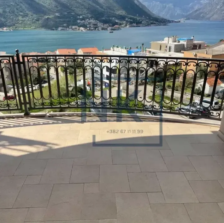 Prodaja, dvosoban stan, 106m², Dobrota, Kotor