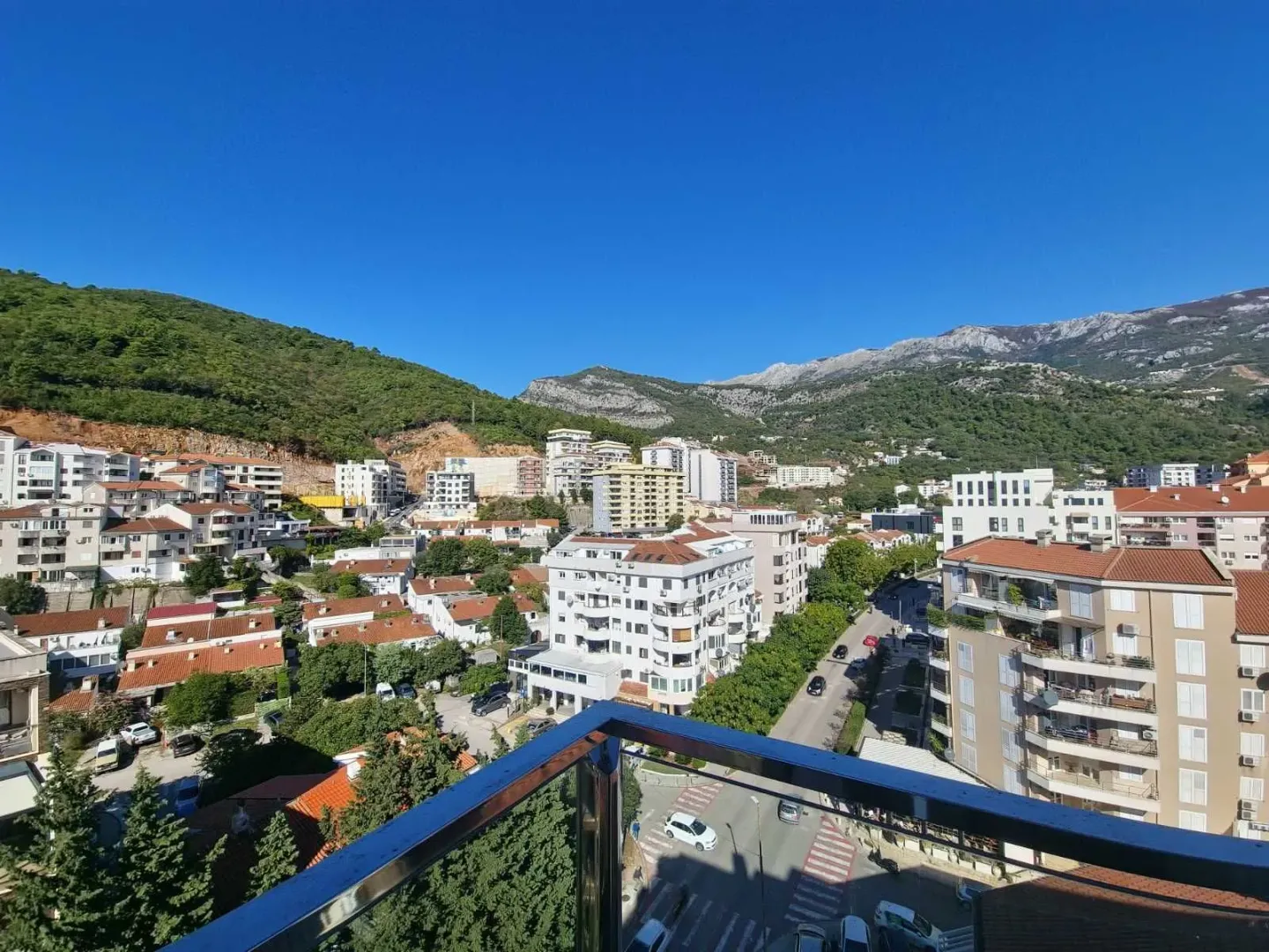 Pogled sa terase na grad, okolna brda i planine.