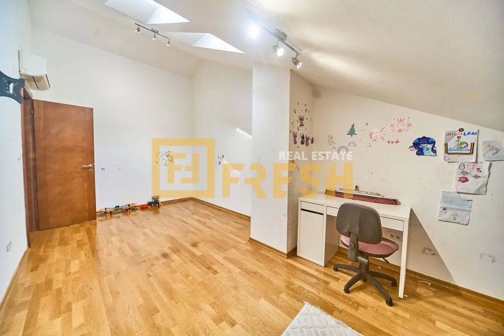Prodaja, dvosoban stan, 122m², Tološi, Podgorica