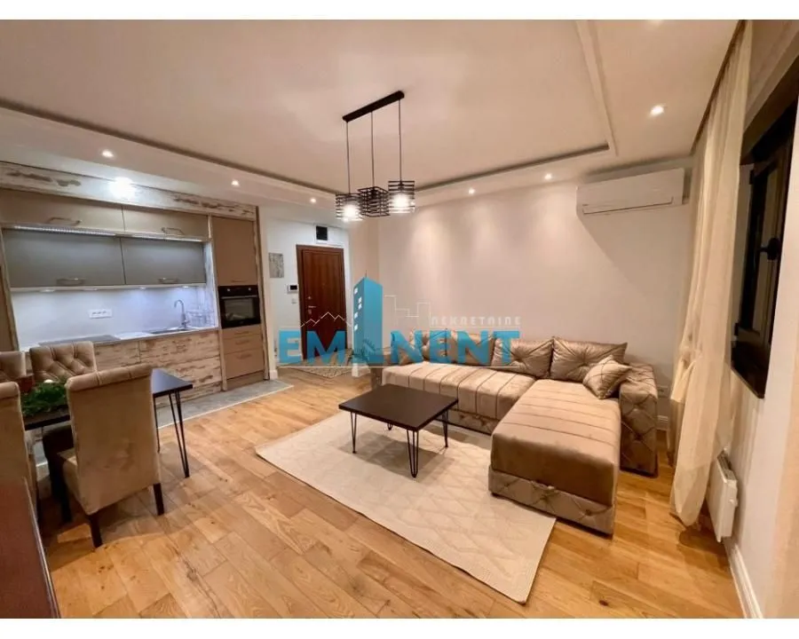 Izdavanje, dvosoban stan, 43m², Vračar Sve Podlokacije, Beograd