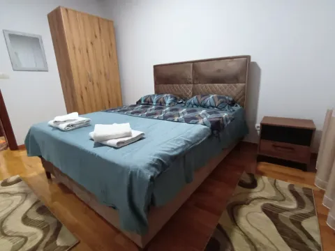 Uredna spavaća soba sa bračnim krevetom, ormarom i noćnim ormarićem. - image 4
