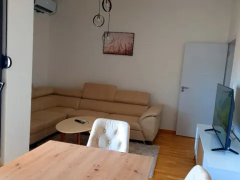 Dnevna soba sa trpezarijskim stolom i ugaonom garniturom. - image 7