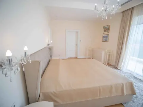 Prostrana spavaća soba sa velikim bračnim krevetom, kristalnim lusterom i izlazom na terasu. - image 32
