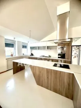 Moderna kuhinja sa velikim šankom i ugrađenim uređajima. - image 3