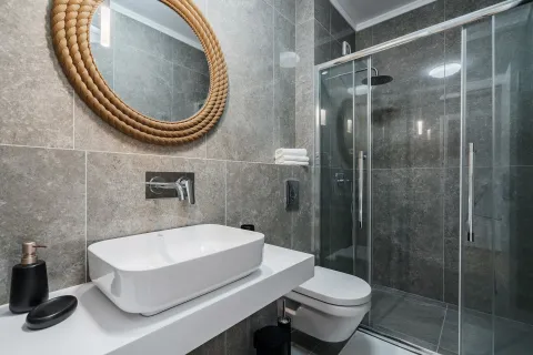 Moderno opremljeno kupatilo sa tuš kabinom, umivaonikom i ogledalom. - image 8