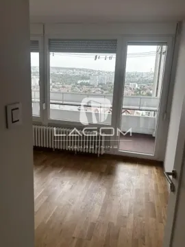 Prazna soba sa drvenim podom, velikim prozorima i izlazom na terasu. - image 7