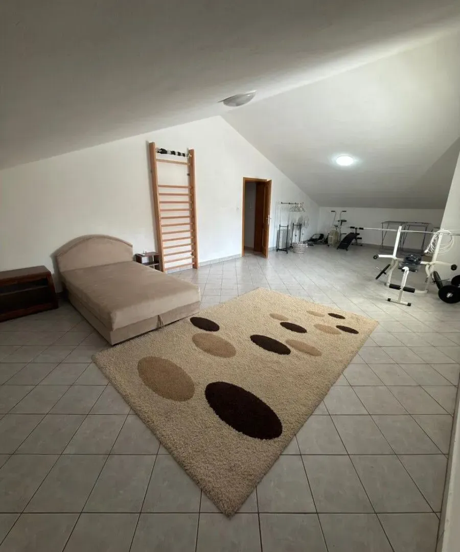 Rent, house, 450m², Zlatica, Podgorica