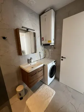 Moderno kupatilo sa umivaonikom, ogledalom, bojlerom i veš mašinom. - image 9