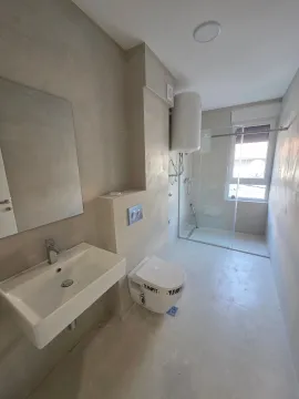 Novoopremljeno kupatilo sa umivaonikom, tuš kabinom i ugradnim wc šoljom. - image 4