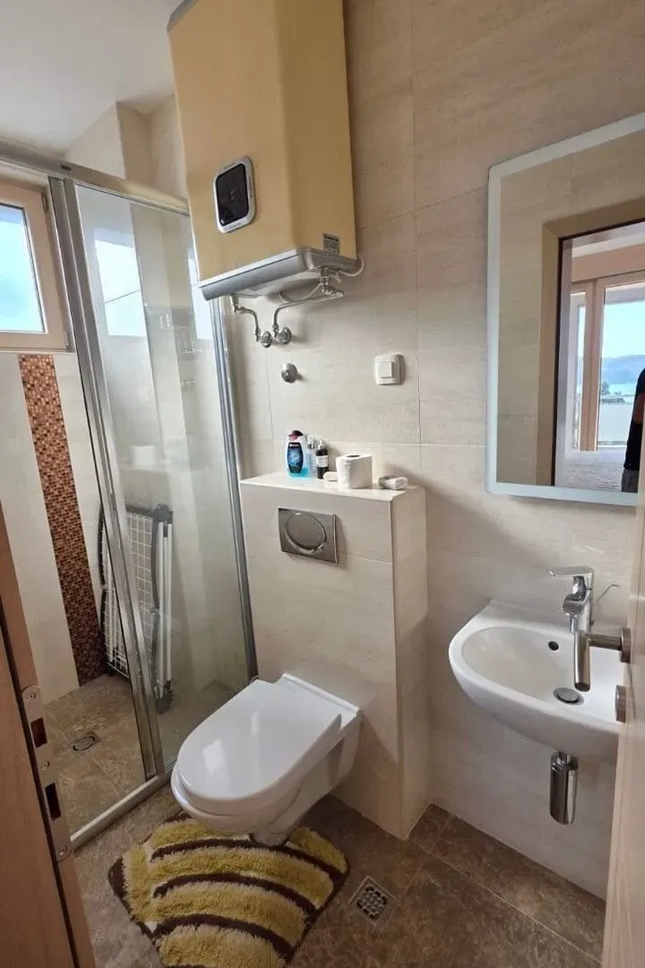 Izdavanje, dvosoban stan, 74m², Bečići, Budva