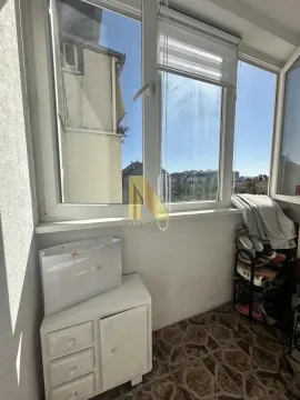 Zastakljena terasa sa ormarićem i neredom. - image 8